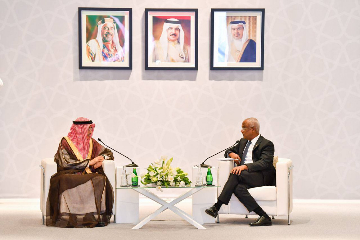 ރައީސުލްޖުމްހޫރިއްޔާ އިބްރާހީމް މުޙައްމަދު ޞާލިޙް އާއި ބަޙްރައިން މުމްތަލަކަތް ހޯލްޑިންގ ކޮމްޕެނީގެ ޗެއަރމަން، ޝެއިޚް ޚާލިދު ބިން ޢަބްދުﷲ އަލް ޚަލީފާ