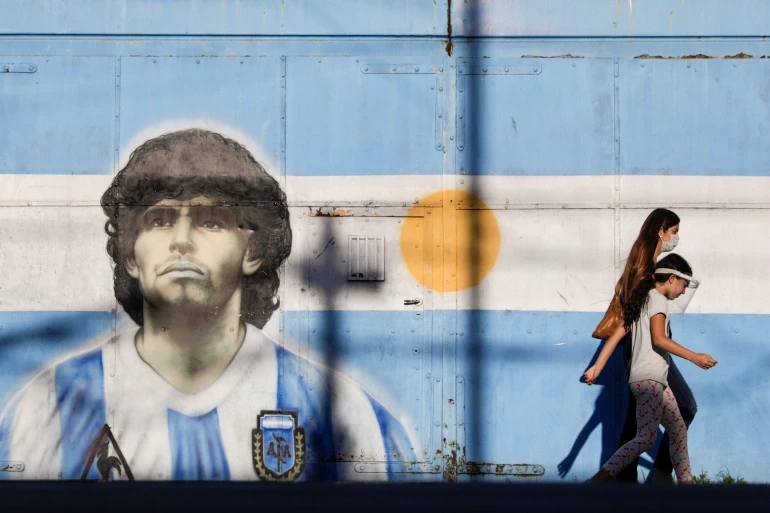 އާޖެންޓީނާގެ ފުޓްބޯޅަ ލެޖެންޑް ޑިއޭގޯ މަރަޑޯނާއަށް ނިސްބަތްވާ ގްރެފިޓީއެއް