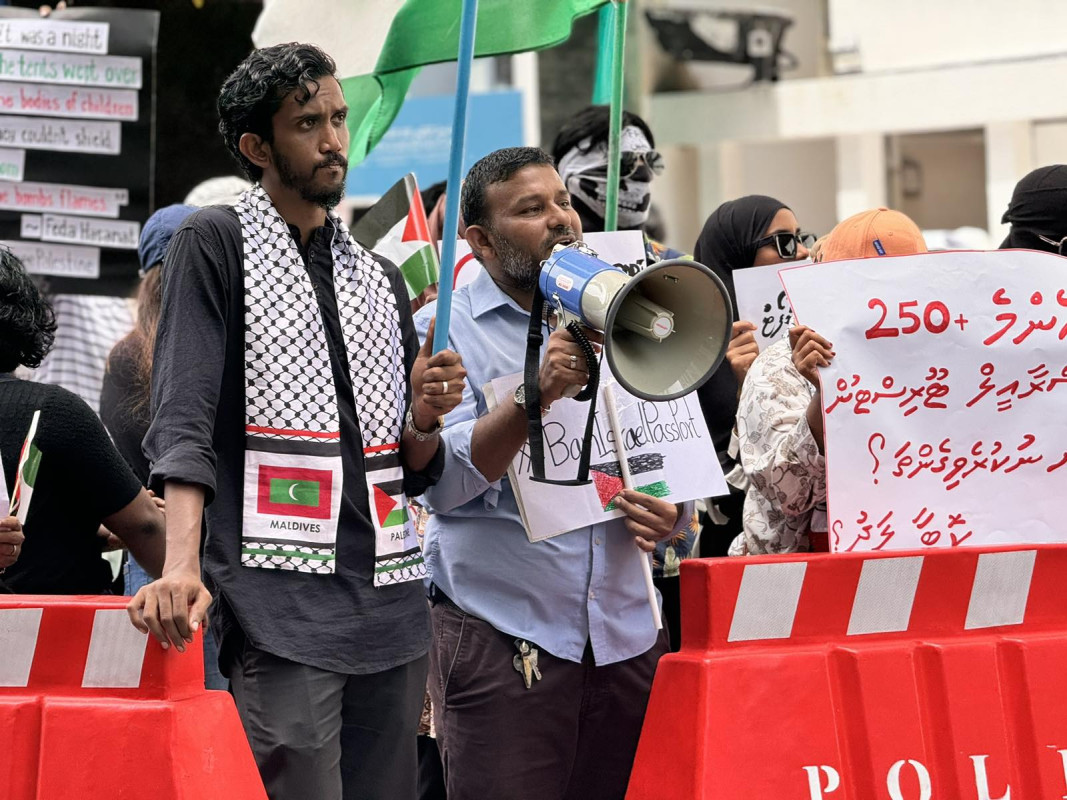 އިޒްރޭލް ޕާސްޕޯޓް މަނާކުރުމަށް ގޮވާލާ ކުރި މުޒާހަރާގެ ތެރެއިން - އެއްވުން އޮތް ގަޑިއަށް ރައީސް އޮފީސް ހިމެނޭ ސަރަހައްދު ފުލުހުން ވަނީ ބަންދުކޮށްފަ - ފޮޓޯ: ޙުސައިން މަޚްތޫމް