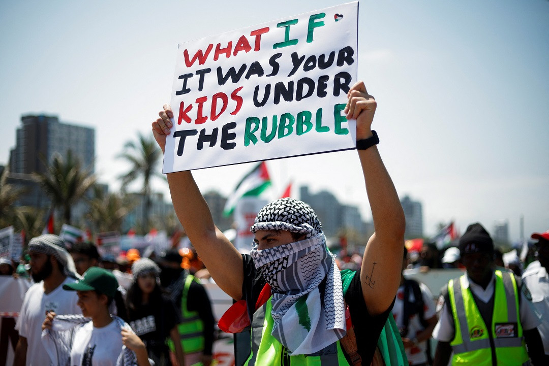 ހިނގާލުމުގެ ބައިވެރިންވަނީ ޝުއޫރު ފާޅުކުރުމަށް ތަފާތު ޕޯސްޓަރުތައް ބޭނުންކޮށްފައި - ފޮޓޯ: ރޮއިޓަރސް