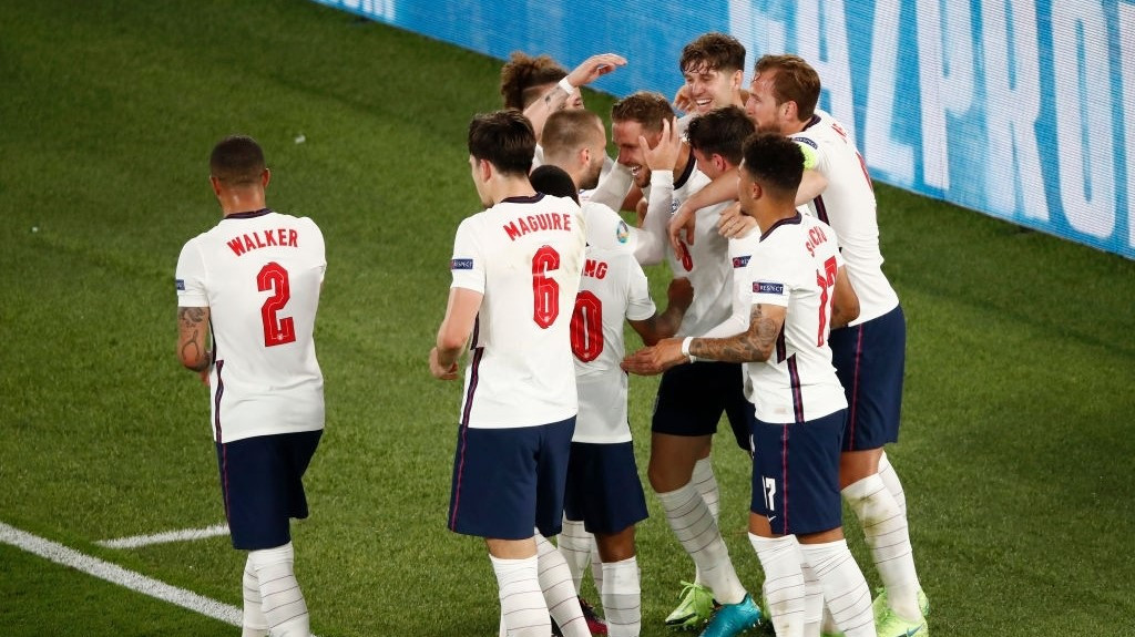 ޔޫކްރޭނާއި އިންގްލެންޑް ބައްދަލުކުރި މެޗުގެ ތެރެއިން، ލަނޑު ޖެހުމަށްފަހު އިންގްލެންޑުގެ ކުޅުންތެރިން އުފާފާޅުކުރަނީ - ފޮޓޯ: ގެޓީ އިމޭޖަސް