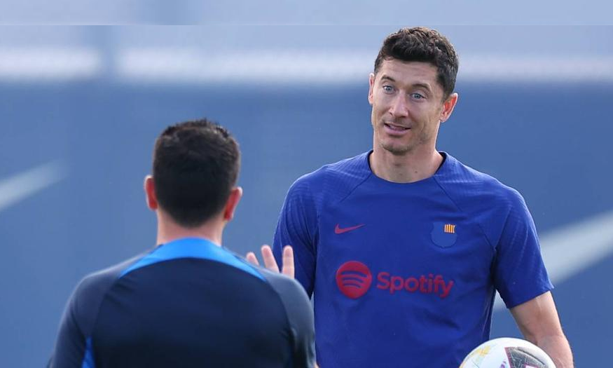 ބާސެލޯނާ އަށް ކުޅެމުން އަންނަ ޕޮލެންޑުގެ ރޮބާޓް ލެވަންޑޯސްކީ