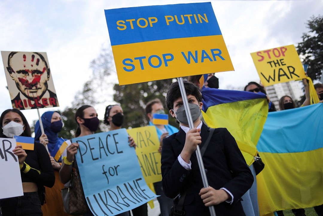 ރަޝިއާއިން ޔޫކްރެއިން އަށް ދެމުންދާ ހަމަލާތައް ހުއްޓުވުމަށް ގޮވާލާ ކުރެވުނު މުޒާހަރާއެއްގެ ތެރެއިން - ފޮޓޯ: ރޮއިޓަރސް