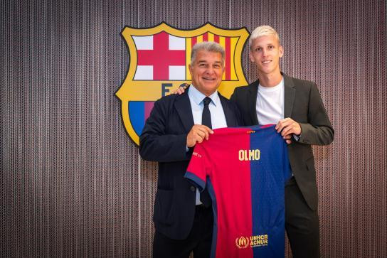 ޑެނީ އޮލްމޯ (ކ) އާއި ބާސެލޯނާގެ ރައީސް ލަޕޯޓާ ޖާޒީ ދައްކާލަނީ