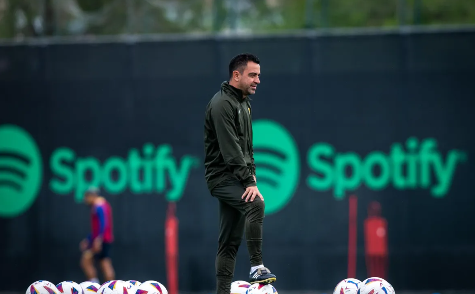 ބާސެލޯނާ އަށް އިރުޝާދު ދެމުން އަންނަ ޒަވީ ހެނާންޑޭޒް