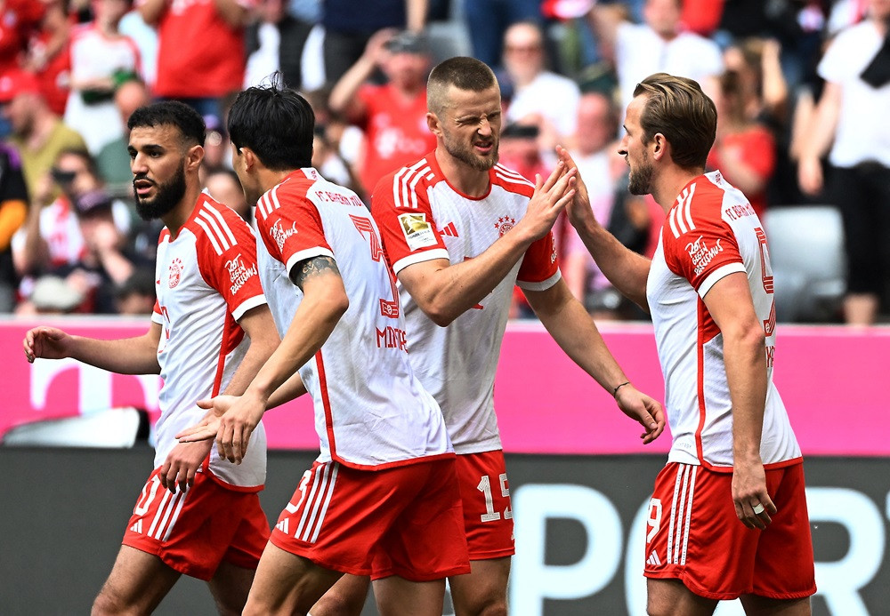 މެޗުގައި ލަނޑު ޖެހުމަށްފަހު، ބަޔާންގެ ކުޅުންތެރިންނާއެކު ކޭން އުފާ ފާޅު ކުރަނީ