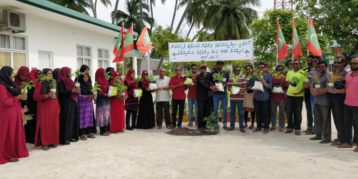 28 ޖުލައި 2019 --ހޯރަފުށީގައި އެއާރޕޯޓް އެޅުމަށް ބިން ހިއްކާ ސަރަހައްދު ފެހިކުރުމަށް އެ ރަށުގެ މުއައްސަސާތަކުން އިސްނަގައިގެން ގަސް ހަދިޔާ ކުރުމުގެ ޕްރޮގްރާމްގެ ތެރެއިން އެ ރަށު ސިއްހީ މަރުކަޒުން 500 ގަސް ހަދިޔާކުރުން--  ފޮޓޯ: ރާއްޖެ.އެމްވ