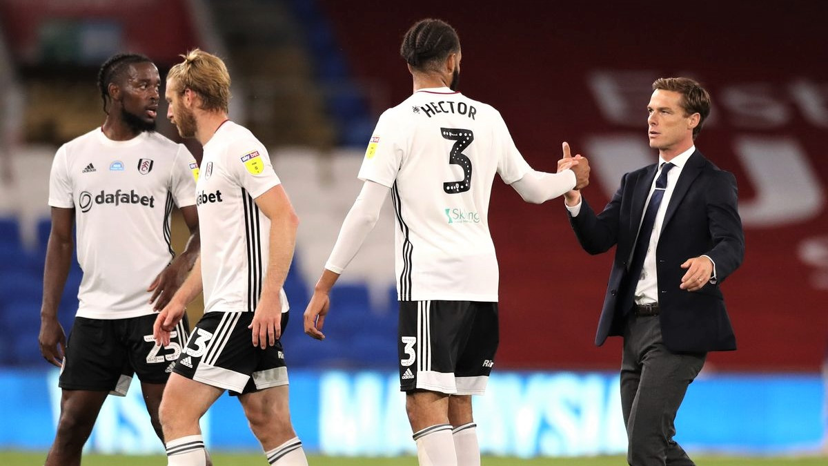 ފުލަމްގެ ބައެއް ކުޅުންތެރިންނާއެކު އެ ޓީމުގެ ކޯޗު ސްކޮޓް ޕާކާ