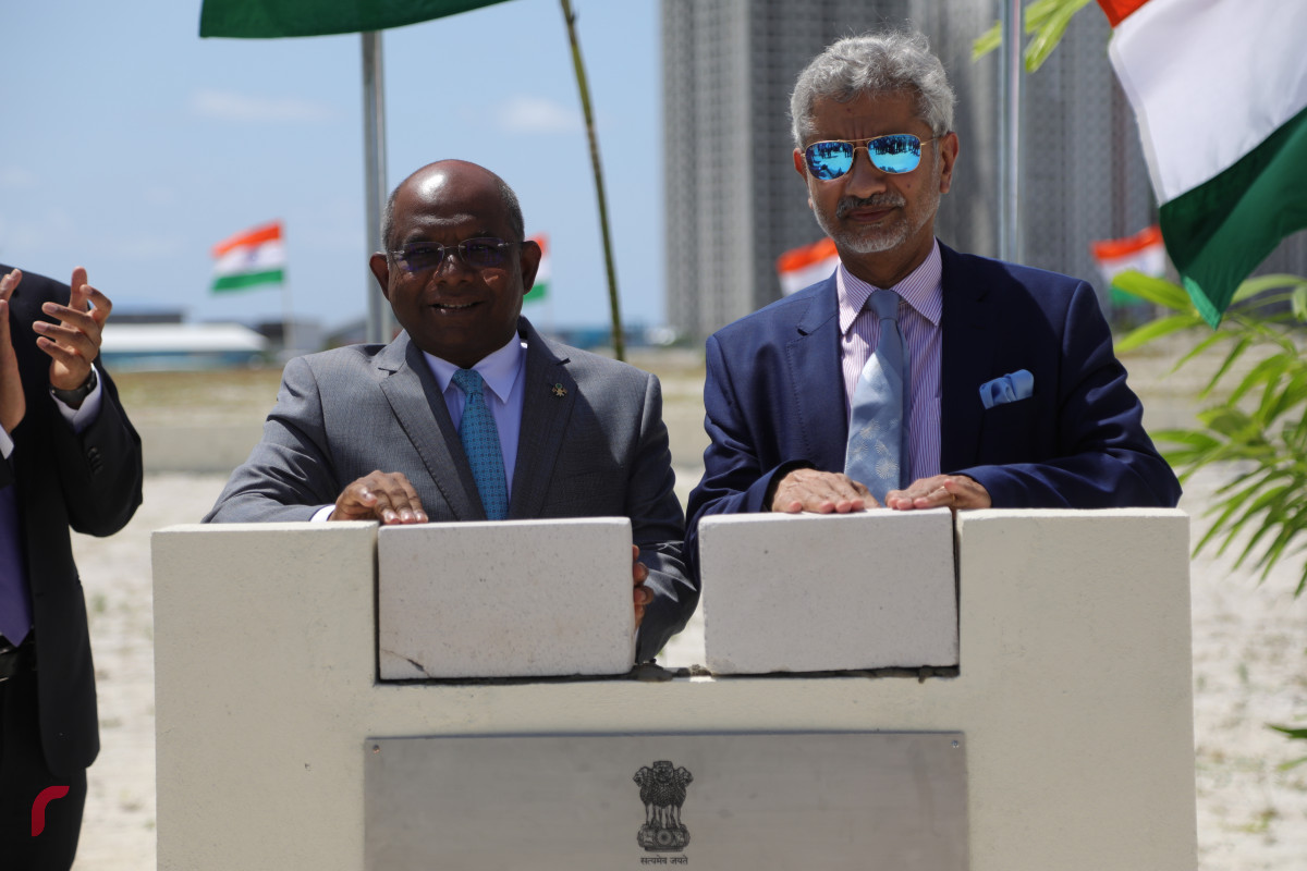 04 ސެޕްޓެމްބަރ 2019، ހުޅުމާލެ، ހުޅުމާލެ ފޭސް 2ގައި އިމާރާތްކުރަން ހަމަޖެހިފައިވާ އިންޑިއާ އެމްބަސީގެ އާ އިމާރާތުގެ ބިންގާ އެޅުމުގެ ރަސްމިއްޔާތުގެ ތެރެއިން އިންޑިއާގެ އެކްސްޓާނަލް އެފެއާޒް މިނިސްޓަރު ޑރ. ސުބްރަމާނިއަމް ޖައިޝަންކަރު އަދި ފޮރިން މިނިސްޓަރ އަބްދުﷲ ޝާހިދު ބިންގާ އަޅުއްވައިދެއްވަނީ--ފޮޓޯ: ޝުއައިބް މުހައްމަދު