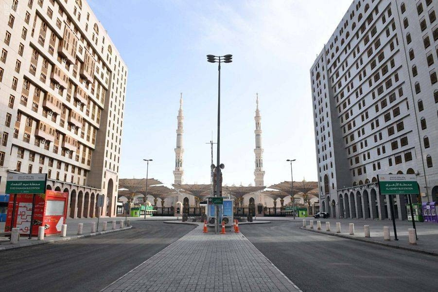 މަސްޖިދުއް ނަބަވީއަށް ދާން އޮންނަ މައިމަގު: ފުރަބަންދުކުރުމުގެ ސަބަބުން މަދީނާގެ މަގުތައް ފެންނަނީ ފަޅުކޮށް