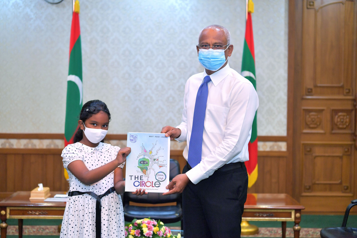 2040 ގެ ތަސައްވަރާއި ގުޅޭގޮތުން ދިވެހި ކުޑަކުދިންތަކެއް ލިޔެފައިވާ ދެ ފޮތެއް ރައީސުލްޖުމްހޫރިއްޔާއަށް ހަދިޔާކުރެއްވުން