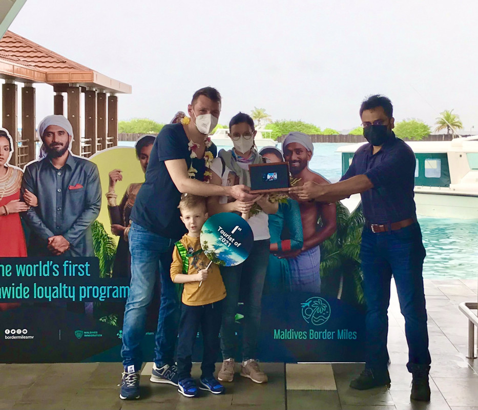 ބޯޑަރ މައިލްސް ޕްރޮގްރާމް ފެށުމުގެ ގޮތުން ފަތުރުވެރިއަކަށް ހަދިޔާ ދެނީ