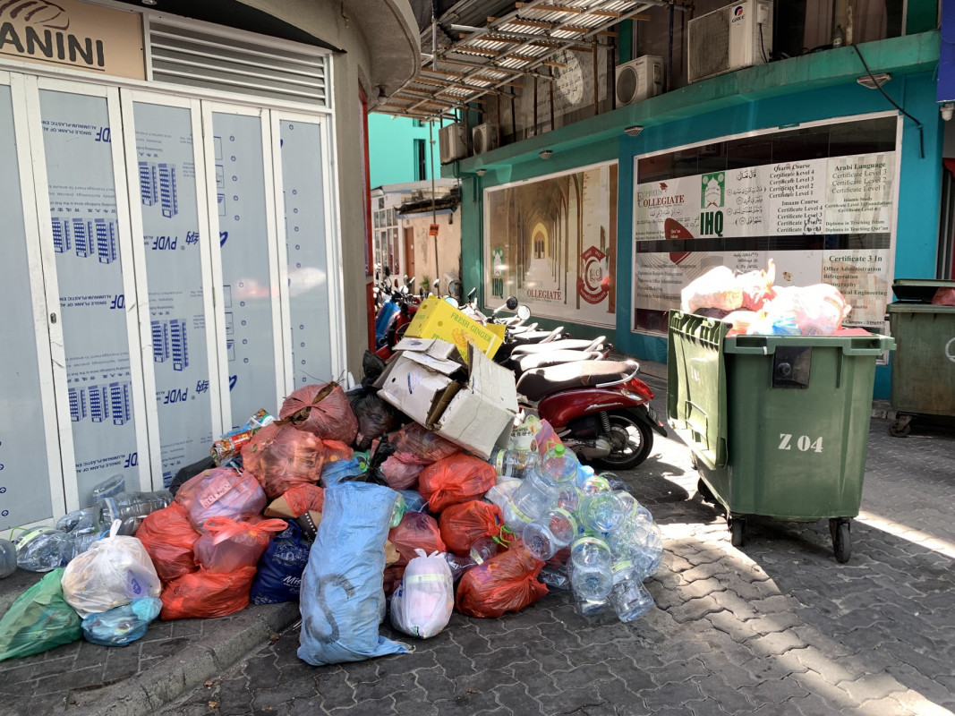 ވެމްކޯ މުވައްޒަފުން ކުނި ނެގުމުގެ މަސައްކަތުގައި