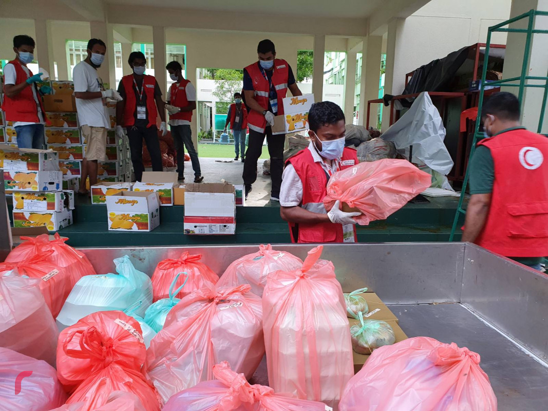 ދިވެހި ރެޑްކްރަސަންޓުން ބިދޭސީންނަށް ކާބޯތަކެތި ފޯރުކޮށްދިނުމަށް ކުރާ މަސައްކަތްތަކުގެ ތެރެއިން - އެޗްޕީއޭގެ ފަރާތުން މޮނިޓަރިންގގެ ހާލަތަށް ގެނެސްފައިވާ ބައެއް ތަންތަނަށްވެސް ކާބޯތަކެތި ފޯރުކޮށްދެނީ ރެޑްކްރެސެންޓުން -- ފޮޓޯ: ރާއްޖެ.އެމްވީ