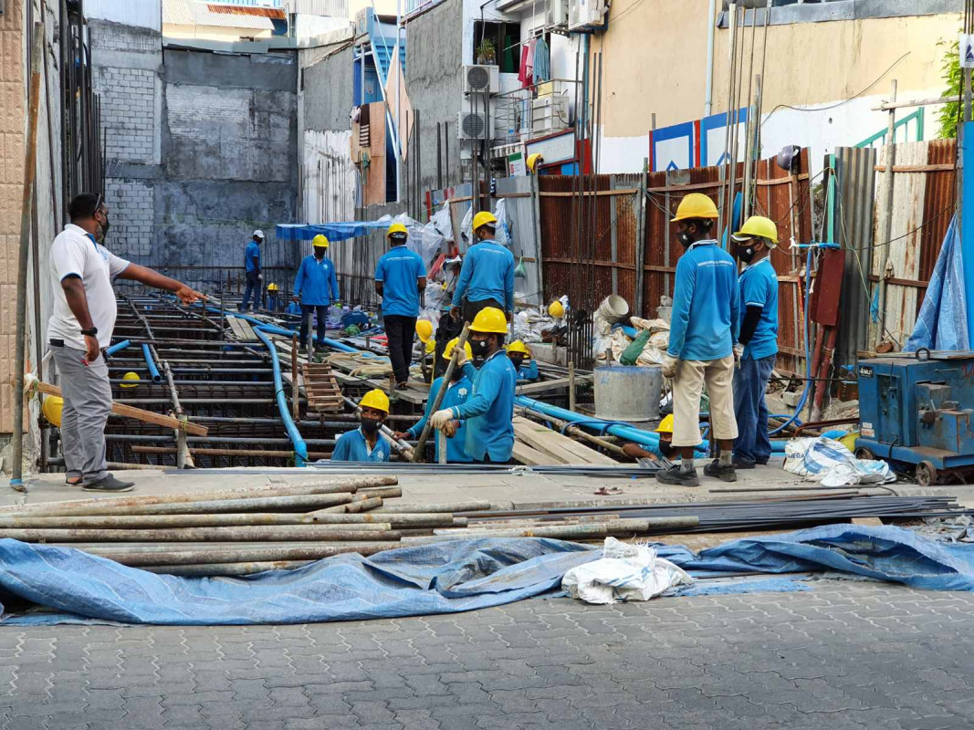 މާލެ ކޮންސްޓްރަކްޝަން ސައިޓެއްގައި ބިދޭސީން މަސައްކަތްކުރަނީ