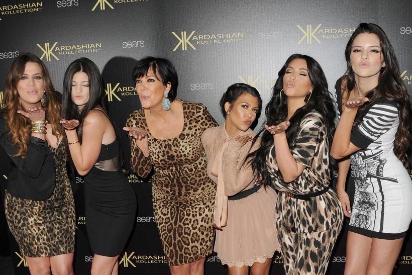 ކާރޑޭޝިއަން ކަލެކްޝަން ލޯންޗް ކުރި ޕާޓީގެ ތެރެއިން