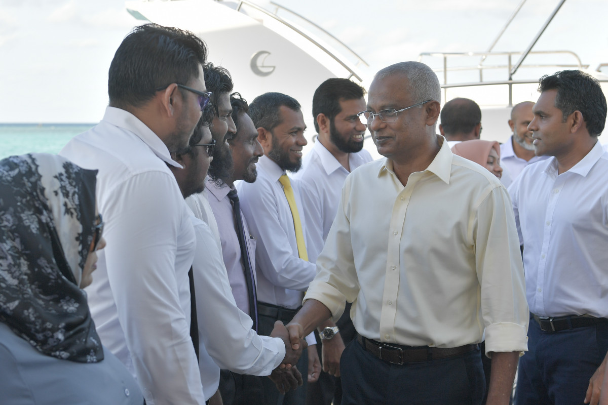 13 ޖުލައި 2019 --ރައީސް ގދ ތިނަދޫއަށް ވަޑައިގަތުމުން އެރަށުގެ އިސްވެރިން އިސްތިގުބާލް ކުރައްވަނީ-- ފޮޓޯ: ރައީސްއޮފީސް