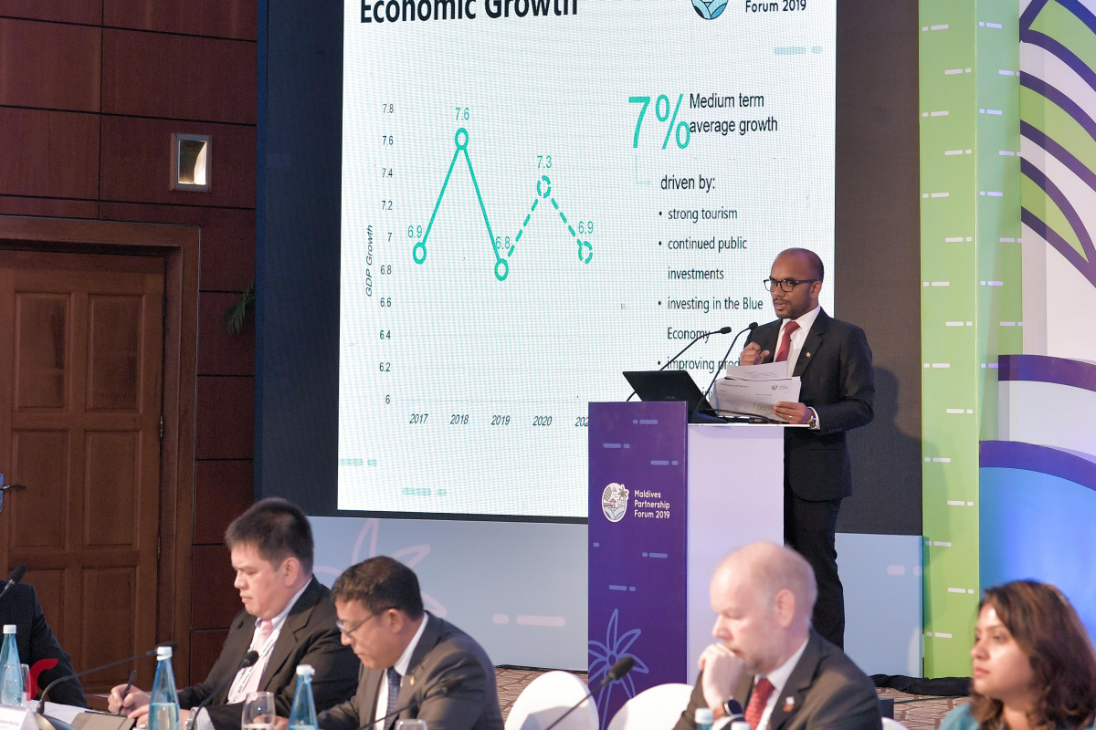 17 ޖޫން 2019 --މޯލްޑިވްސް ޕާރޓްނަރޝިޕް ފޯރަމް ގެ ތެރެއިން. މި ފޯރަމް ހުޅުވުމުގެ ރަސްމިއްޔާތުގައި ފިނޭންސް މިނިސްޓަރު އިބްރާހީމް އަމީރު ވާހަކަ ދައްކަވަނީ-- ފޮޓޯ: ރައީސް އޮފީސް