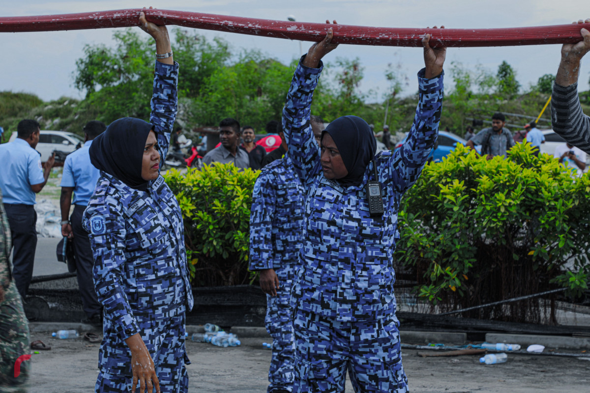 ޓީޖެޓީ ސަރަހައްދުގައި އޮތް ތެޔޮ ބައުޒަރެއްގައި ރޯވި އަލިފާންގަނޑު ނިއްވާލުމުގެ މަސައްކަތުގެ ތެރެއިން -- ފޮޓޯ: ރާއްޖެ.އެމްވީ