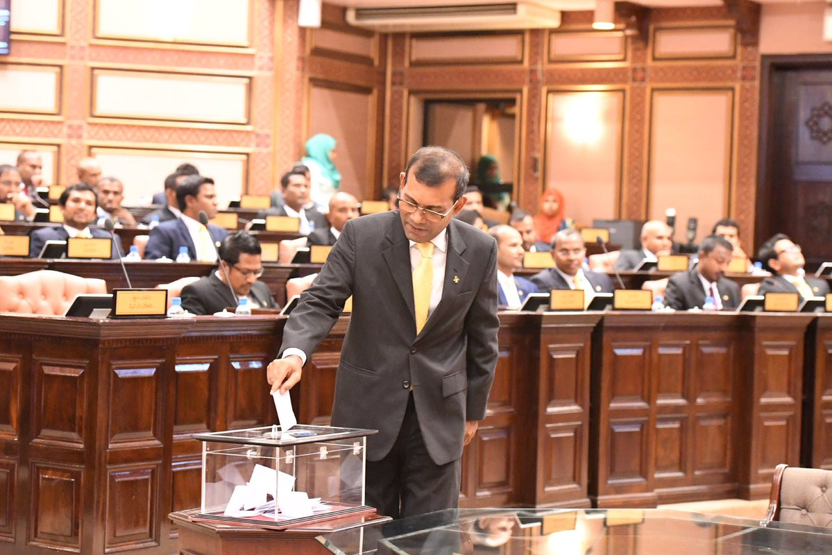 މެއި 28، 2019: ނަވާރަ ވަނަ މަޖިލީހުގެ ރައީސާއި ނައިބްރައީސް ހޮއްވެވުމަށް ބޭއްވި ޖަލްސާގައި މަޖިލީހުގެ ރައީސް ކަމަށް ހޮވިވަޑައިގަތް މައްޗަންގޮޅީ މެދު ދައިރާގެ މެމްބަރު ރައީސް މުހައްމަދު ނަޝީދު