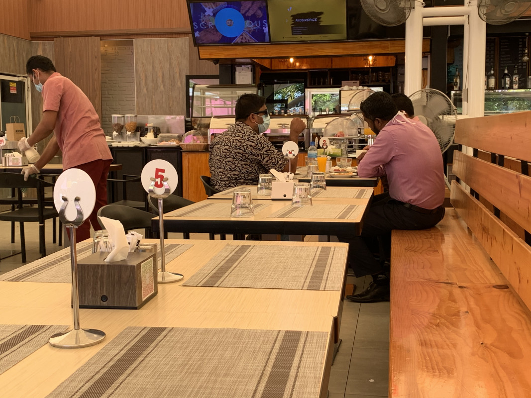 ކެއިންބުއިމުގެ ޚިދުމަތްދޭ ތަންތަނުގެ ވިޔަފާރިއަށް ސިއްހީ ކުއްލި ނުރައްކަލުގެ ހާލަތުގައި އަޅާފައިވާ ފިޔަވަޅުތަކުގެ ސަބަބުން ދަނީ ގެއްލުން ވަމުން