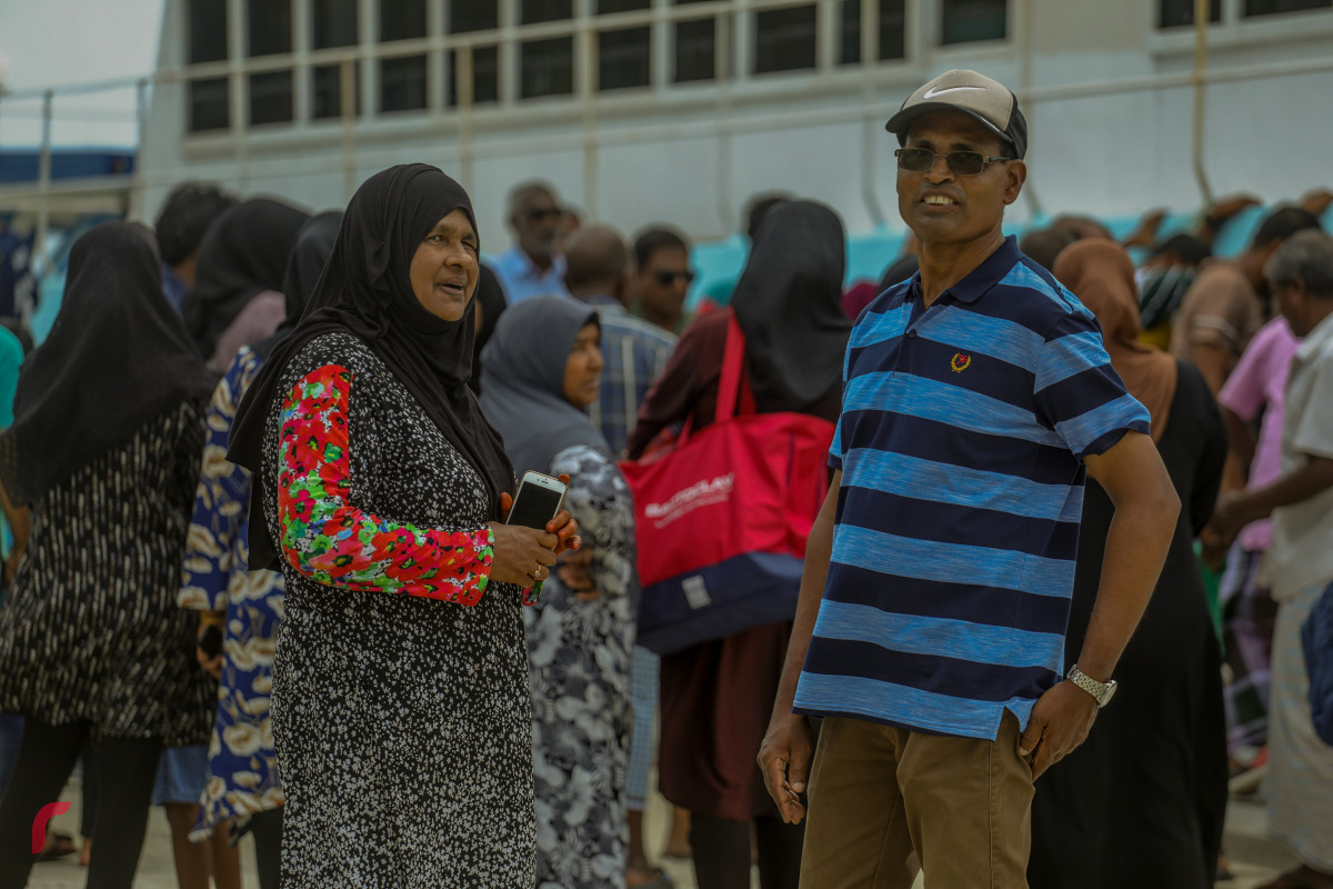 09 އޯގަސްޓް 2019/ ހއ.ހޯރަފުށި --ހޯރަފުއްޓަށް އީދަށް އައި މެހެމާނުންނަށް މަރުހަބާ ކިޔުމަށް ބޯޓު ކައިރިޔަށް ރައްޔިތުން ނިކުމެފައި-- ފޮޓޯ: ޝުއައިބް މުހައްމަދު