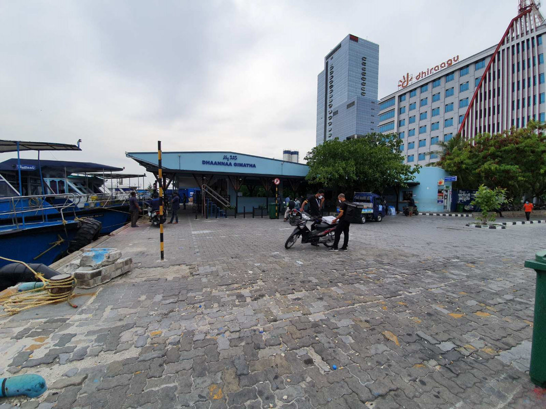 މާލެ އާއި ވިލިމާލެއާ ދެމެދު ދަތުރުކުރާ ފަސިންޖަރުންނަށް ހިދުމަތްދެމުން އަންނަ ދާންނާ ގިމަތަ ސަރަހައްދު -  މި ސަރަހައްދު ފެންނަނީ ވަރަށް އަމާންކޮށް، މާލެ ސަރަހައްދު ލޮކްޑައުންކުރުމުގެ ކުރިން މި ސަރަހައްދު އޮންނަނީ ސައިކަލްތަކުން ފުރިފައި - ފޮޓޯ: ރާއްޖެއެމްވީ