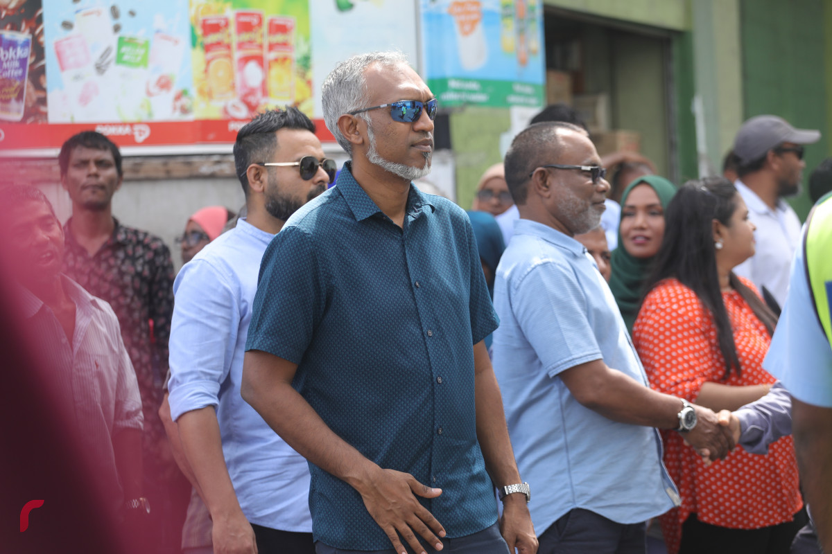 04 އޯގަސްޓް 2019 --ރައީސް ޔާމިން ޝަރީއަތް ކުރިޔަށްދިޔަ ކްރިމިންލް ކޯޓު ކައިރިޔަށް އެއްވެ ތިބި ސަޕޯޓަރުންގެ ތެރޭގައި ކުރީގެ ހައުސިނގް މިނިސްޓަރ އަބްދުﷲ މުއިއްޒު-- ފޮޓޯ: ޝުއައިބް މުހައްމަދު