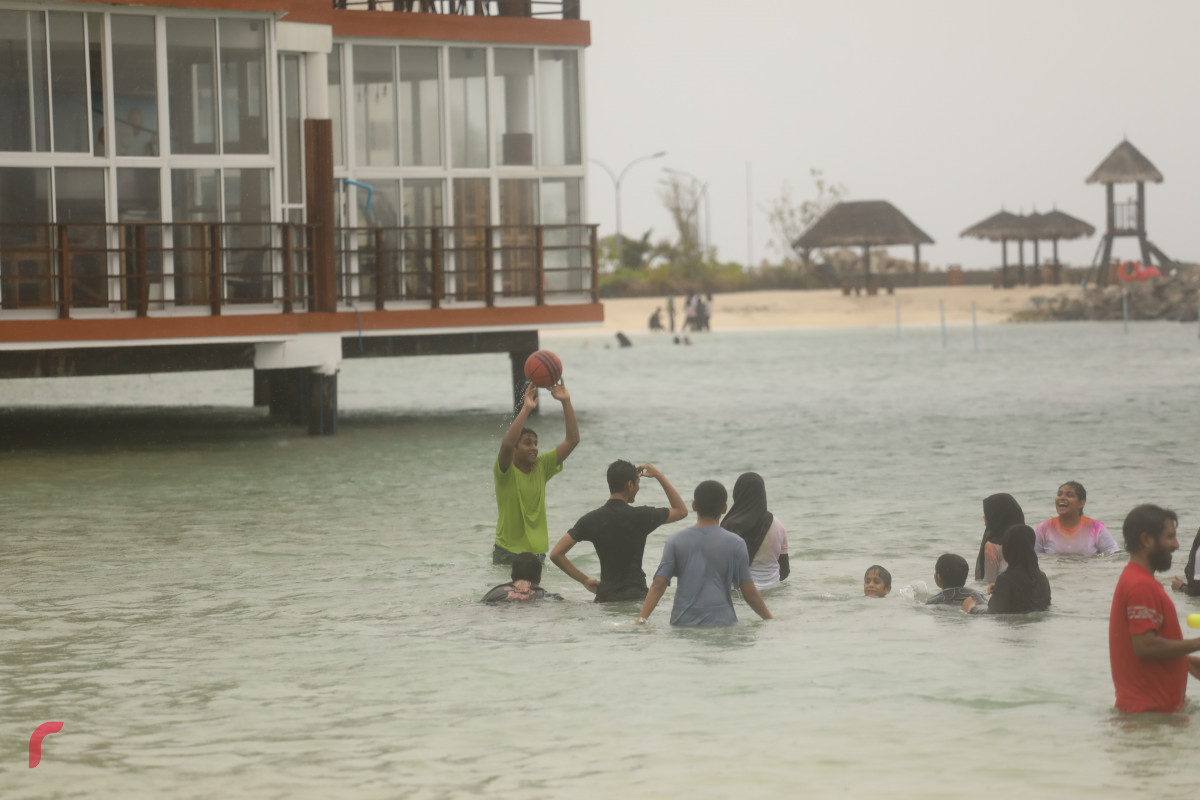 04 ޖޫން 2019 -- ރަސްފަންނުގައި މީހުން ފެންކުޅި ކުޅުމާއި މޫދަށް އެރުމުގައި-- ފޮޓޯ: ޝުއައިބް މުހައްމަދު