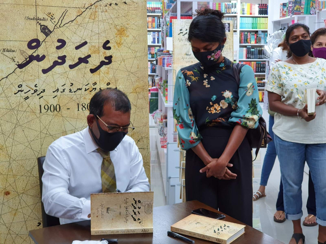 ރައީސް ނަޝީދު ލިޔުއްވި ދެރަދުން ފޮތް - މިއީ 1996 ވަނަ އަހަރު ރައީސް ނަޝީދު ލިޔުއްވި ދަގަނޑުދަހަނާ ފޮތް ޝާއިޢުކުރެވުނުތާ 24 އަހަރު ފަހުން މިގޮތަށް ނެރުއްވި ފޮތް - ފޮޓޯ: ރާއްޖެއެމްވީ