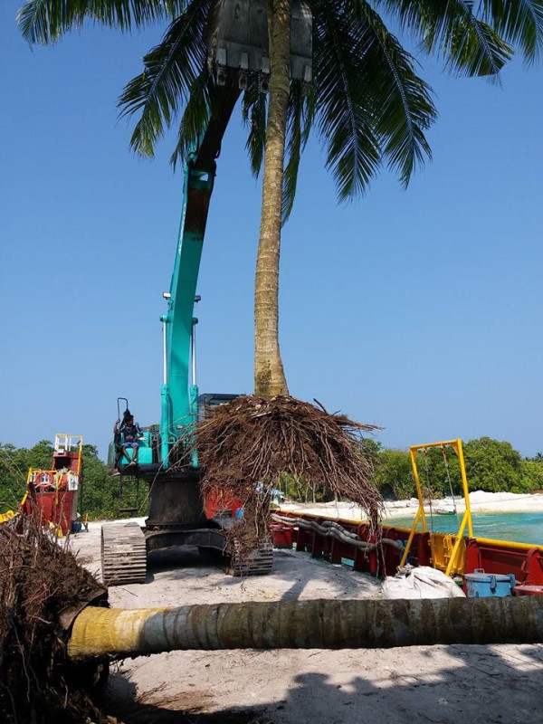 ރަށަކުން ރުށް އުފުރައިގެން ކުރިއަށްގެންދަނީ -- ފޮޓޯ: ޓުވިޓަރ