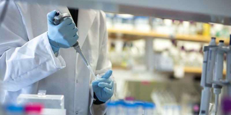 ކޮވިޑް ސާމްޕަލްތަކެއް ޓެސްޓް ކުރަނީ