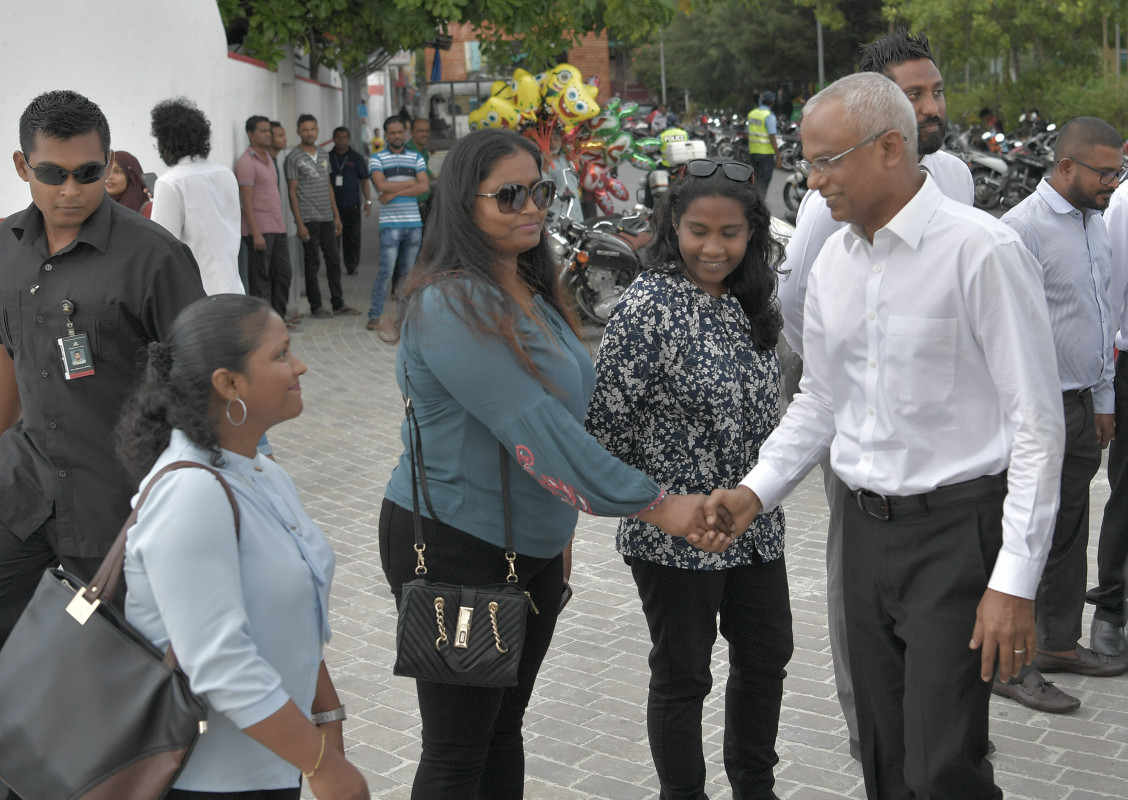 24 ޖޫން 2019 --ރާޅުގުޑީގެ ހަރަކާތްތައް ބައްލަވައިލައްވާ ރައީސް ސާލިހް ބައިވެރިންނާއި ބައްދަލުކުރެއްވުން.-- ފޮޓޯ: ރައީސް އޮފީސް