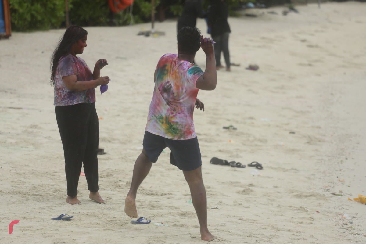 04 ޖޫން 2019 -- ރަސްފަންނު ސަރަހައްދުގައި މީހުން ފެންކުޅި ކުޅުމާއި މޫދަށް އެރުމުގައި-- ފޮޓޯ: ޝުއައިބް މުހައްމަދު