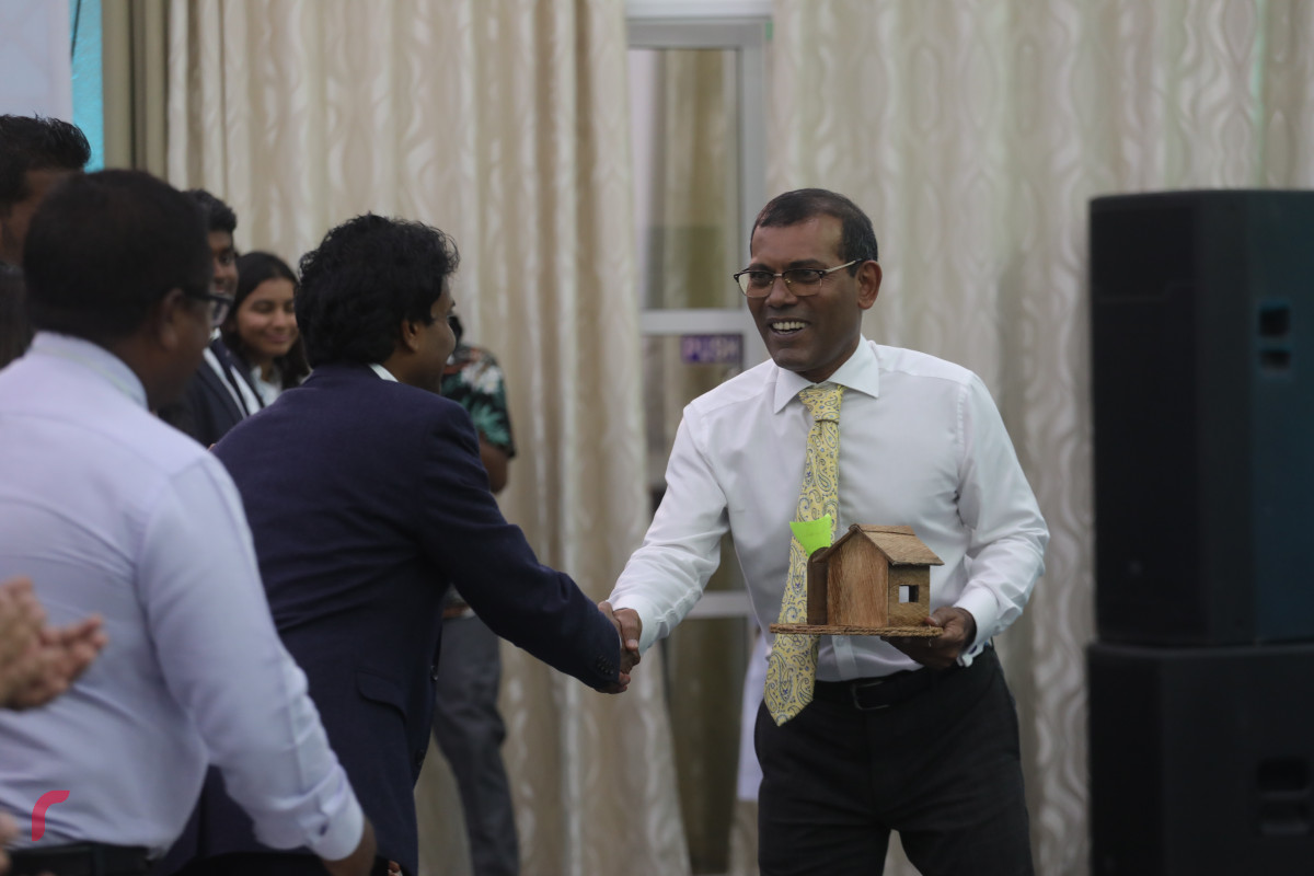 29 އޯގަސްޓް 2019/ އއ.އުކުޅަސް --އުކުޅަސް ޓެކް ފެއަރ ނިންމުމުގެ ޖަލްސާގެ ތެރެއިން، ރައީސް ނަޝީދު ޕްރޮފެސާ އުގެއިލް އާއި ސަލާމް ކުރައްވަނީ-- ފޮޓޯ: ޝުއައިބް މުހައްމަދު