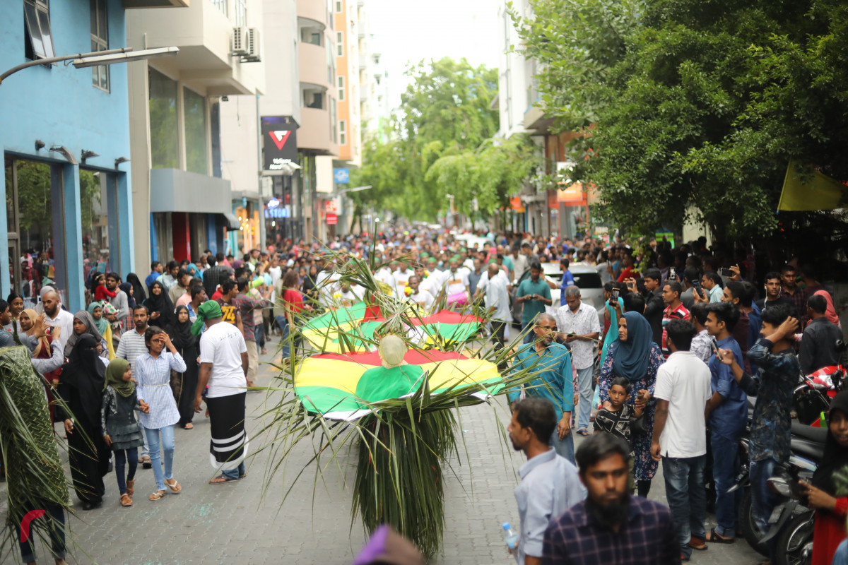 04 ޖޫން 2019 --މާލޭގައި މާލި ނެރުމުގެ ހަރަކާތުގެ ތެރެއިން، މި ހަރަކާތް ބަލާލުމަށް ގިނަ އަދަދެއްގެ މީހުން ވަނީ ޖަމާވެފައި-- ފޮޓޯ: ޝުއައިބް މުހައްމަދު