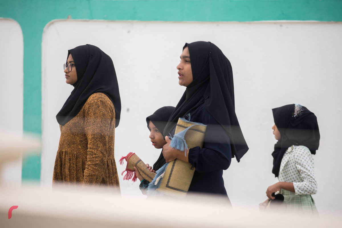 11 ޖުލައި 2019/ ހއ.ހޯރަފުށި--އީދު ނަމާދަށް ރަށުގެ ކުދި ބޮޑު އެންމެން ޖަމާވަނީ-- ފޮޓޯ: ޝުއައިބް މުހައްމަދު