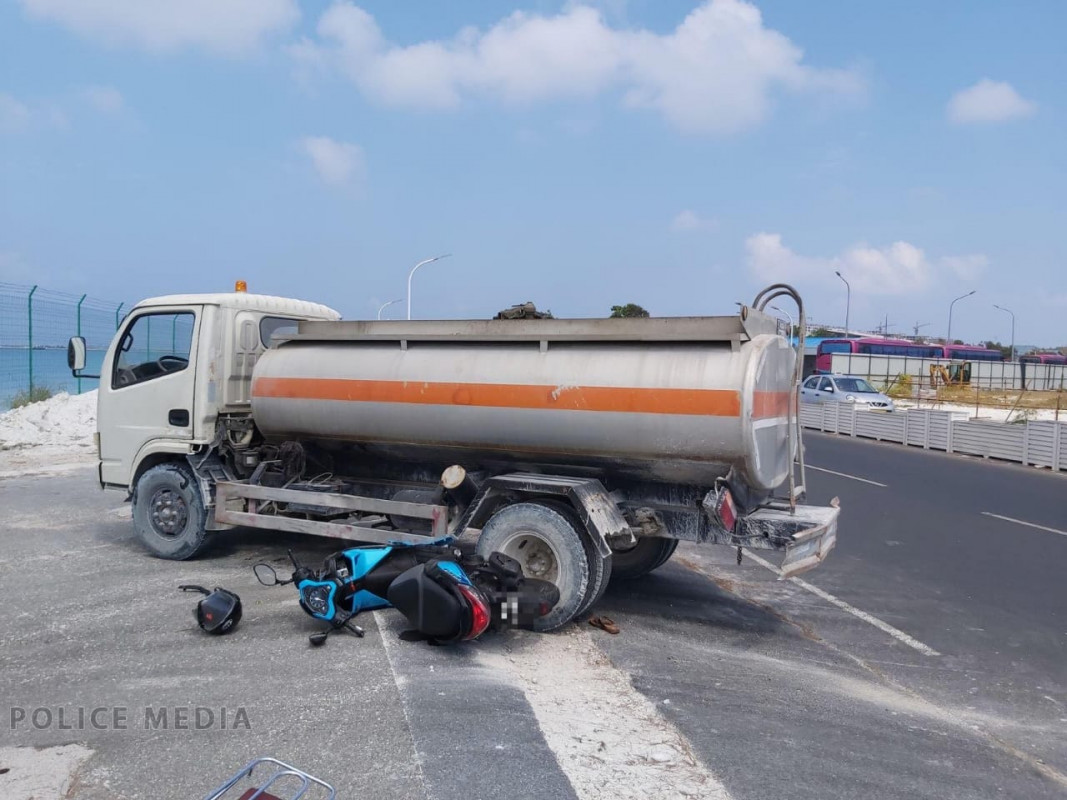 ސައިކަލަކާއި ތެޔޮ ބައުޒަރެއް އެކްސިޑެންޓް ވެފައި