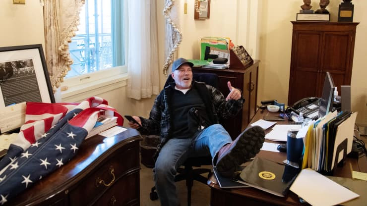 އެމެރިކާގެ މަޖިލިސް ރައީސްގެ އޮފީހުގެ ތެރެއަށް ވަދެ މޭޒުކޮޅަށް ފައި އަރުވާގެން އިން ރިޗަރޑް ހައްޔަރުކޮށްފި