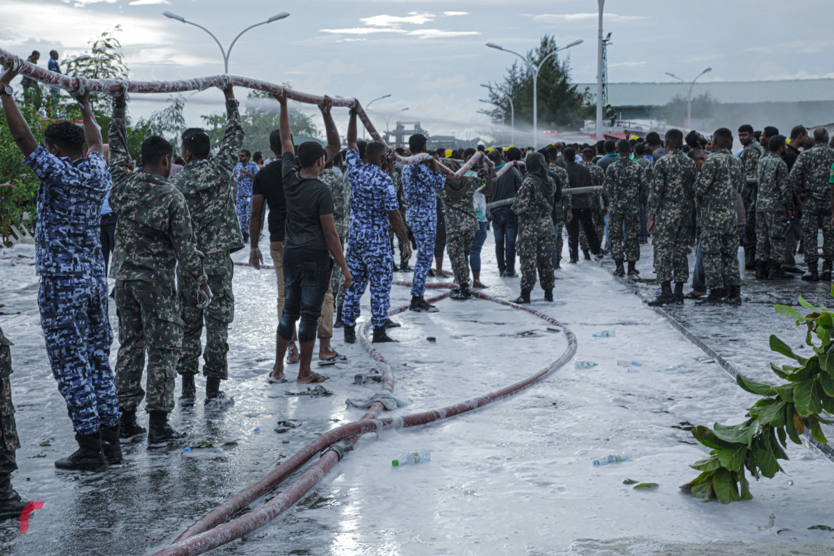 ޓީޖެޓީ ސަރަހައްދުގައި އޮތް ތެޔޮ ބައުޒަރެއްގައި ރޯވި އަލިފާންގަނޑު ނިއްވާލުން -- ފޮޓޯ: ރާއްޖެ.އެމްވީ