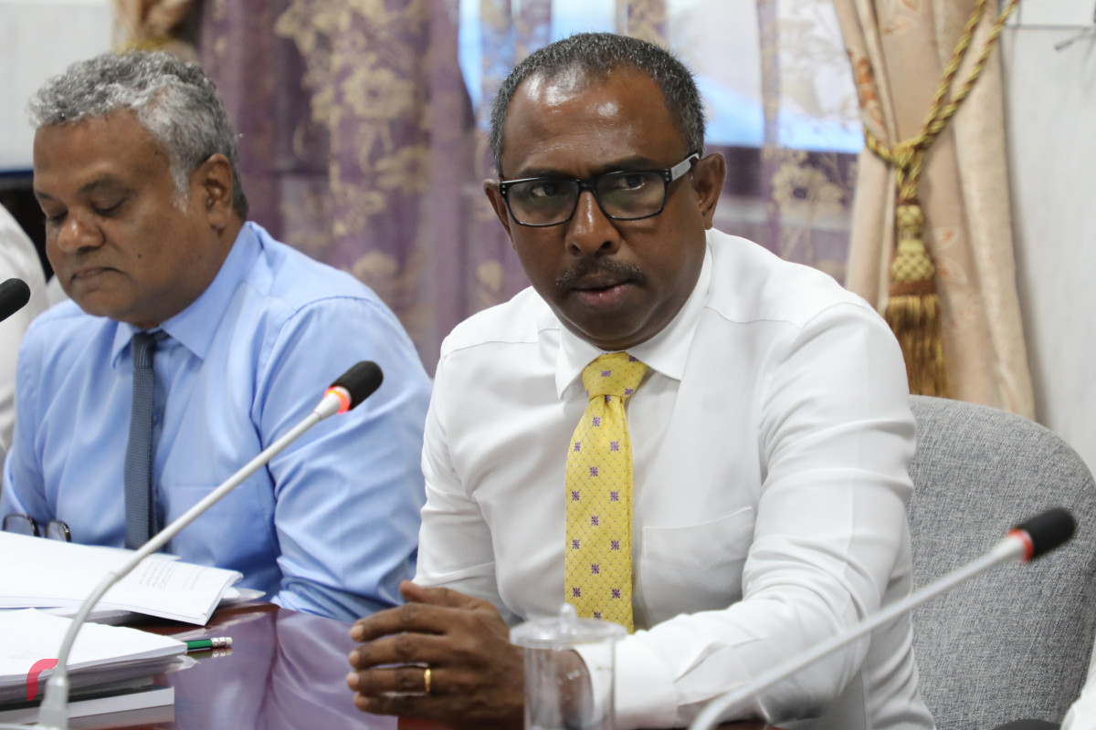 ޑރ. އަފްރާޝީމްގެ މަރުގެ މައްސަލާގައި ބޭއްވި ސަލާމަތީ ހިދުމަތްތަކުގެ ކޮމެޓީ ބައްދަލުވުމުގެ ތެރެއިން -- ފޮޓޯ: ޔޫސުފް ސޮފްވާން