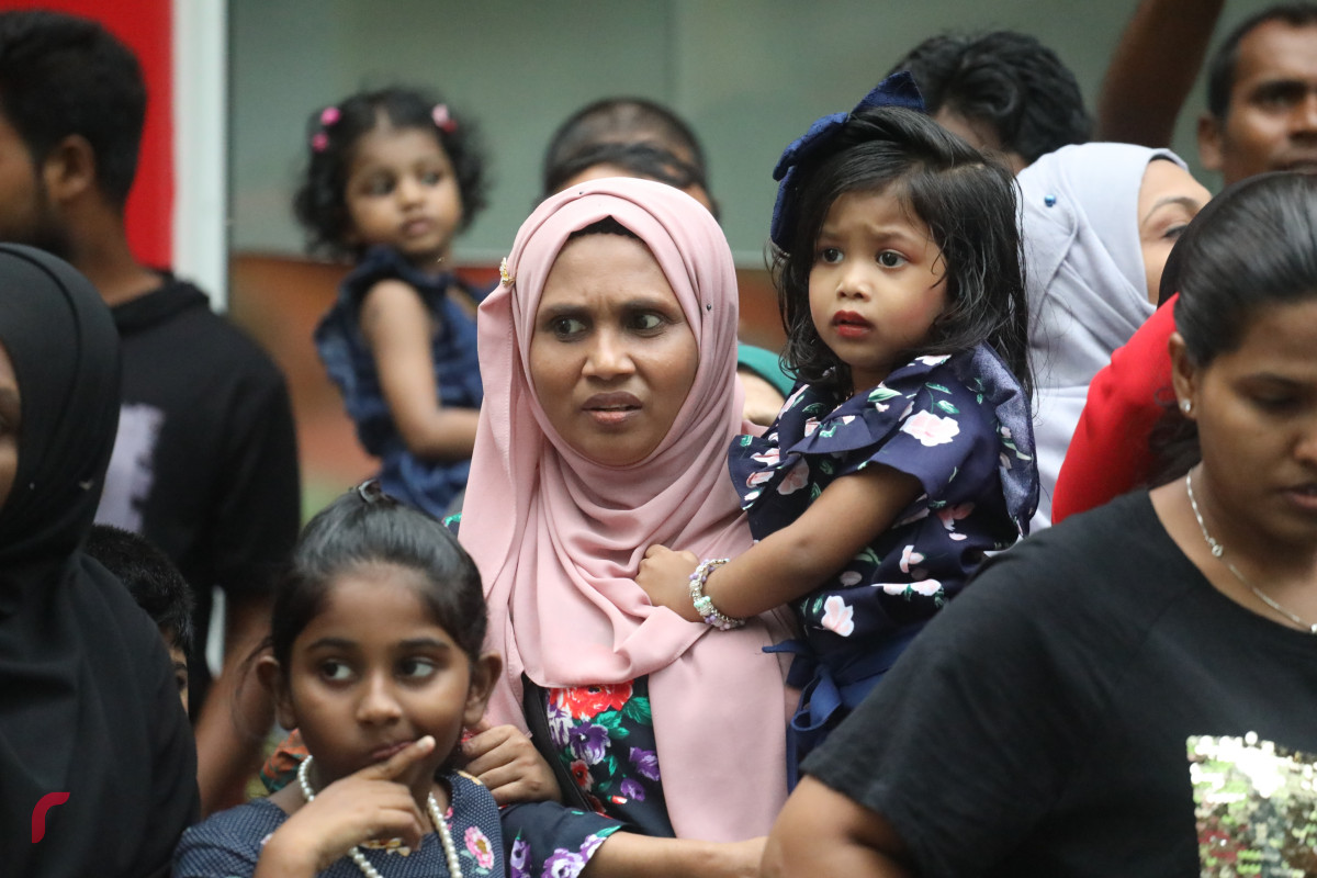 04 ޖޫން 2019 --މާލޭގައި މާލި ނެރުމުގެ ހަރަކާތުގެ ތެރެއިން، މި ހަރަކާތް ބަލާލުމަށް ގިނަ އަދަދެއްގެ މީހުން ވަނީ ޖަމާވެފައި-- ފޮޓޯ: ޝުއައިބް މުހައްމަދު