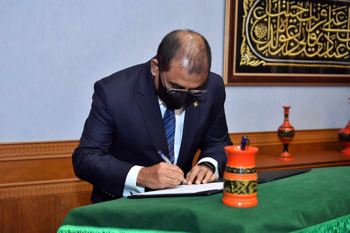 ޓޫރިޒަމް މިނިސްޓަރުކަމަށް ޑރ. މައުސޫމް އައްޔަންކުރެއްވުން - ހުވައިކުރެއްވުމަށްފަހު، ޑޮކްޓަރ ޢަބްދުﷲ މަޢުޞޫމް ވަޒީރުންގެ މަޖިލީހުގެ މެންބަރުންގެ ހުވައިގެ އިޤްރާރުގައި ސޮއިކުރެއްވި -- ފޮޓޯ: ރައީސް އޮފީސް