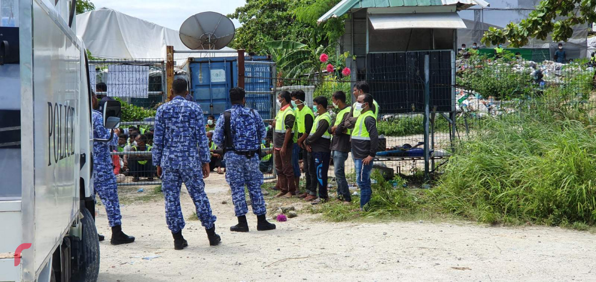 ބިދޭސީންތަކެއް ކުރި މުޒާހަރާއެއް ކޮންޓްރޯލް ކުރުމަށް ފުލުހުން ހަރަކާތްތެރިވަނީ