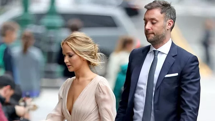 ޖެނިފަރ ލޯރަންސްއާއި ކޫކް މެރޯނީ