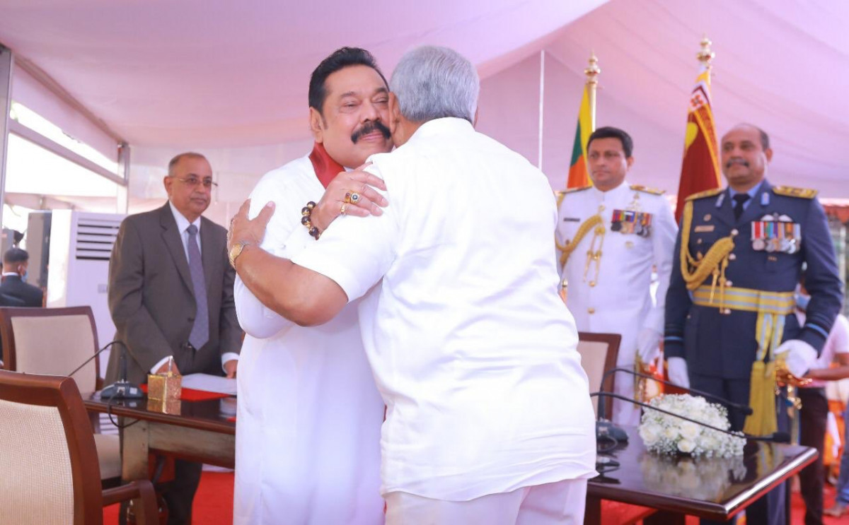 މަހިންދަ ރާޖަޕަކްސަ ސްރީލަންކާގެ ބޮޑުވަޒީރު ކަމުގެ ހުވާ ކުރެއްވުމުގެ ރަސްމިއްޔާތުގެ ތެރެއިން، ރައީސް ގޮތަބަޔާ ރާޖަޕަކްސަ އާއެކު