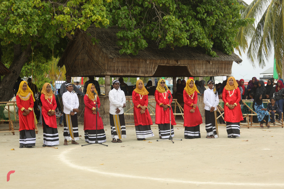 12 އޯގަސްޓް 2019/ ހއ.ހޯރަފުށި --ހޯރަފުށީގައި ކުރިޔަށް ގެންދެވުން އަންހެންވެރިންގެ ދަފި ނެގުމުގެ ހަރަކާތުގެ ތެރެއިން. މި ހަރަކާތުގައި ވަނީ ހޯރަފުށީގެ ތާރީހު ދައްކުވައިދޭ ތަމްސީލެއްގެ އިތުރުން ސަގާފީ ހަރަކާތްތަކެއް ކުރިޔަށް ގެންގޮއްސައި-- ފޮޓޯ: ޝުއައިބް މުހައްމަދު