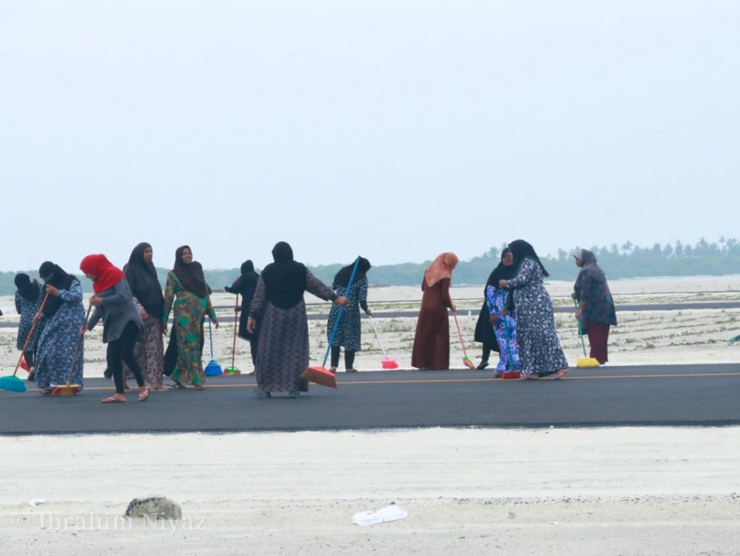 ހޯރަފުށި އެއަރޕޯޓް ހުޅުވެންވާއިރަށް ކުރިއަށްގެންދާ ސާފްކުރުމާއި ޒީނަތްތެރި ކުރުމުގެ ޕްރޮގްރާމުގެ ތެރެއިން - ފޮޓޯ: އިބްރާހިމް ނިޔާޒް