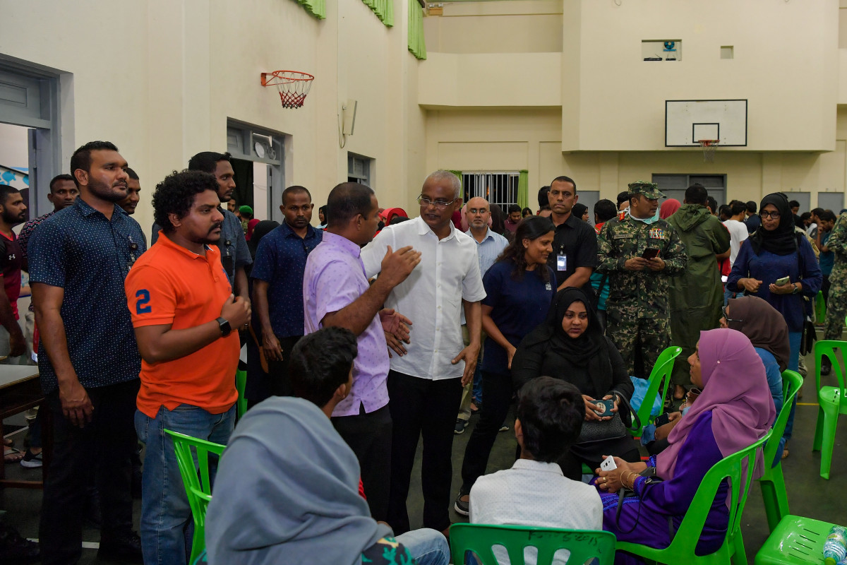 ރައީސް އިބްރާހިމް މުހައްމަދު ސޯލިހް، ކަލާފާނު ސުކޫލުނުގައި ޤާއިމްކުރެވުނު މަރުކަޒުގައި ތިބި އާއިލާތަކާ ބައްދަލުކުރައްވަނީ