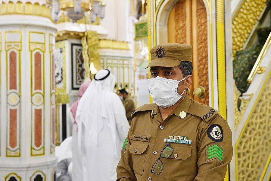 މަސްޖިދުލް ނަބަވީގައި ކުރެވުނު ފުރަތަމަ ތަރާވީހު ނަމާދު - ތަރާވީހު ނަމާދު ކުރިއަށްގެންގޮސްފައިވަނީ ކޮވިޑް-19 އާއި ގުޅިގެން ހާއްސަ ފިޔަވަޅުތަކާއެކު -- ފޮޓޯ: ސައުދީ ގެޒެޓް